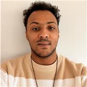 Angehender Student der sozialen Arbeit gibt Nachhilfe für Grundschüler.